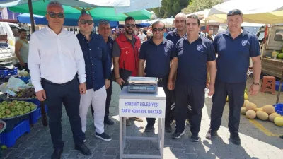 Edremit Belediyesi Pazaryerleri Kurulum ve Denetim Komisyonu ile zabıta ekipleri,