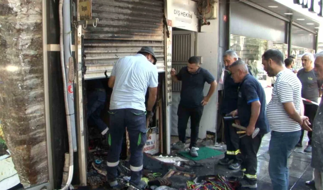 İstanbul’un Gaziosmanpaşa ilçesinde bir ayakkabıcı dükkanında bulunan elektrik kofrasında yangın