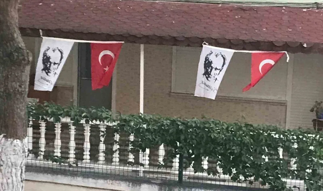 Balıkesir’in Ayvalık ilçesine bağlı Sarımsaklı’da bulunan Çamlı Sokak, 30 Ağustos