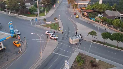Beylikdüzü’nde kırmızı ışık ihlali yapan otomobil sürücüsü kazaya neden oldu.
