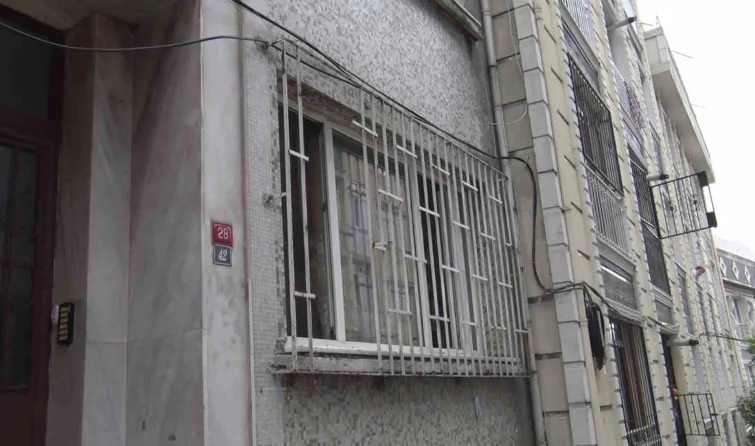Beyoğlu’nda mahalle sakinleri bir binadan kötü koku gelmesi üzerine ihbarda