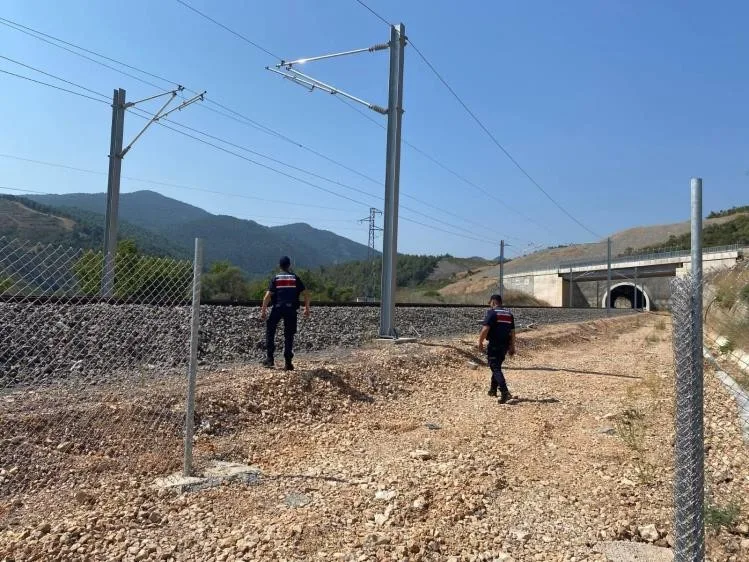 Bilecik’in Osmaneli ilçesinde jandarma ekipleri tarafından Yüksek Hızlı Tren (YHT)