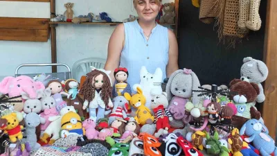 Burhaniye ilçesinde, Dilek Tuna’nın hazırladığı örgü bebekler ilgi gördü. Ören