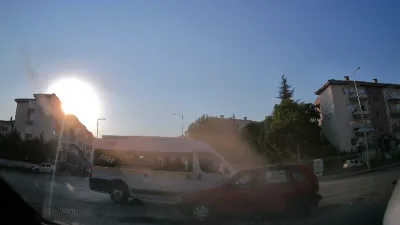 Bursa’nın İnegöl ilçesinde servis minibüsü, otomobil ve cipin karıştığı zincirleme