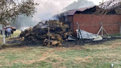 Bursa’nın İnegöl ilçesinde samanlıkta çıkan yangın, itfaiye ekiplerinin yaklaşık 1