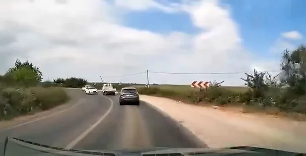 Bursa’nın Karacabey ilçesinde Boğaz yolu üzerinde viraja hızlı giren otomobil