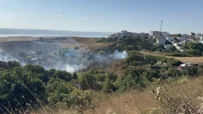Büyükçekmece’de çıkan yangında yüzlerce dönümlük tarla ve makilik alan küle
