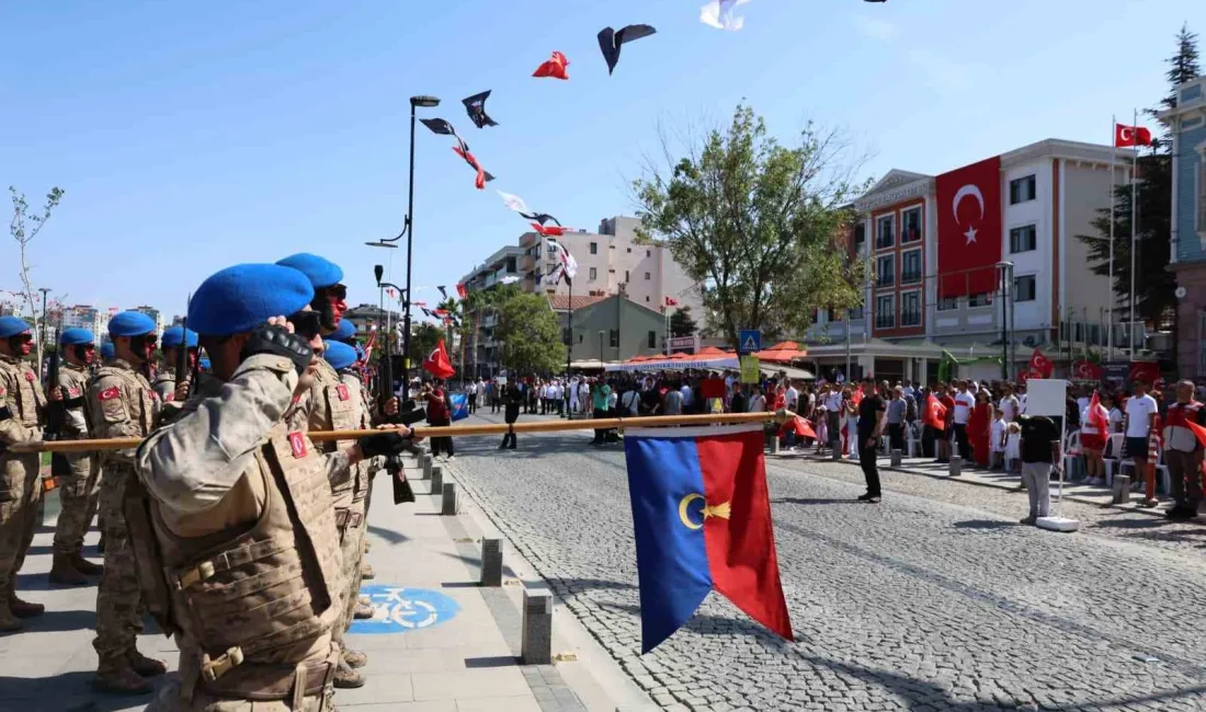 Çanakkale’de 30 Ağustos Zafer Bayramı dolayısıyla tören düzenlendi. Cumhuriyet Meydanı’ndaki