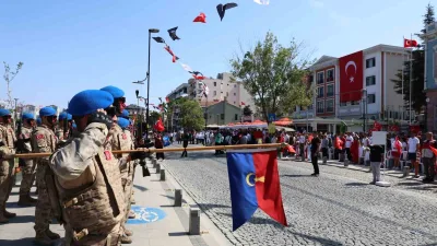Çanakkale’de 30 Ağustos Zafer Bayramı dolayısıyla tören düzenlendi. Cumhuriyet Meydanı’ndaki