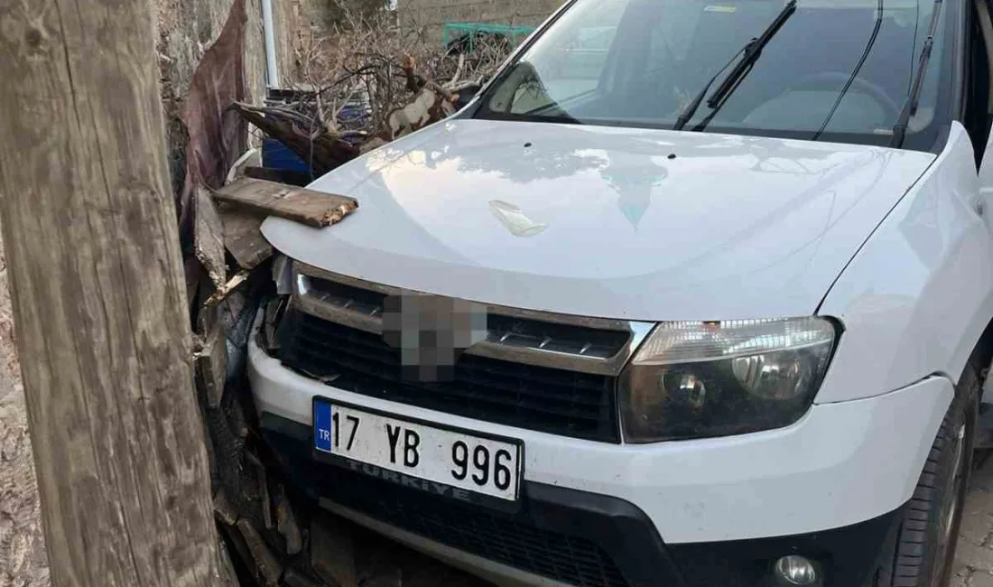 Çanakkale’de sürücüsünün kalp krizi geçirdiği ileri sürülen araç duvara çarptı,