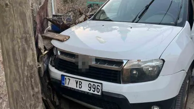 Çanakkale’de sürücüsünün kalp krizi geçirdiği ileri sürülen araç duvara çarptı,
