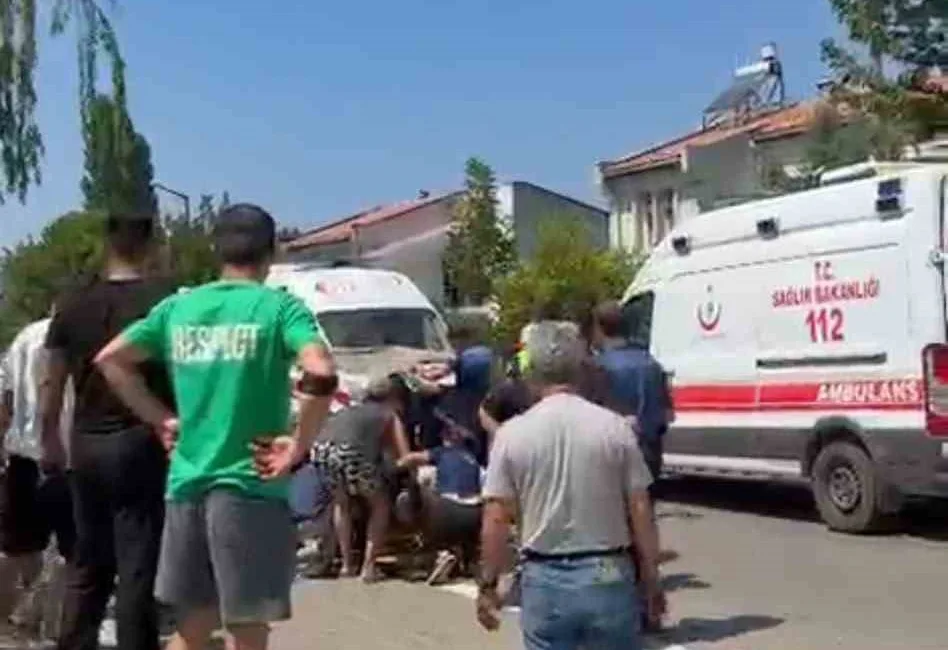 Çanakkale’nin Gökçeada ilçesinde park halindeki otomobile çarpan motosikletteki 2 kişi