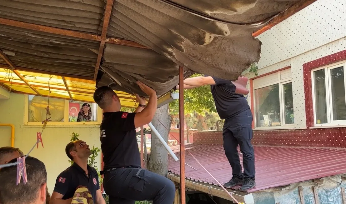 Edirne’de bir evin çatısına çıkan şahıs, polis ve itfaiye ekiplerinin
