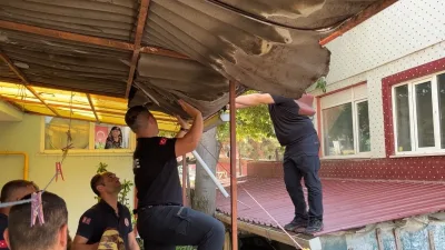 Edirne’de bir evin çatısına çıkan şahıs, polis ve itfaiye ekiplerinin