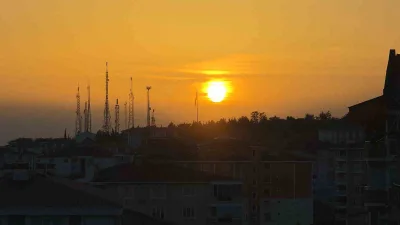 Edirne’de Buçuktepe’de dalgalanan Türk bayrağı, gün batımının kızıl tonlarıyla birleşince