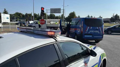 Edirne-Havsa kara yolunda kavşakta iki otomobilin çarpışması sonucu meydana gelen