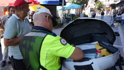 Edirne’nin en yoğun bölgelerinden Saraçlar Caddesi’nde trafik ekiplerince motosiklet sürücülerine