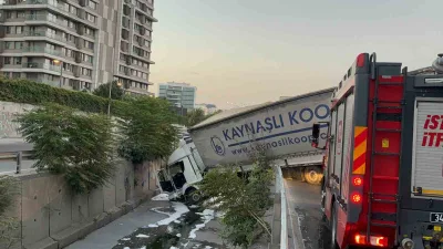 Esenler’de seyir halinde ilerleyen tır, direksiyon hakimiyetini kaybederek yol kenarında