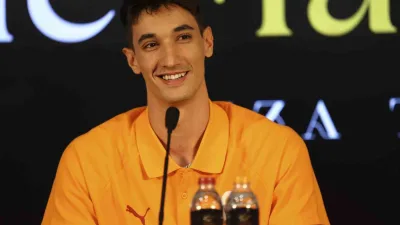 Galatasaray Erkek Voleybol Takımı’nın yeni transferi Efe Mandıracı için imza