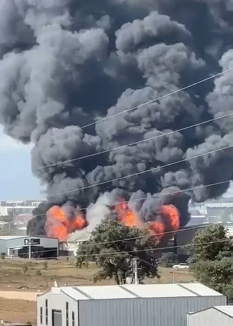 Kocaeli’nin Gebze ilçesinde bulunan bir tesiste yangın çıktı. İtfaiye ekiplerinin