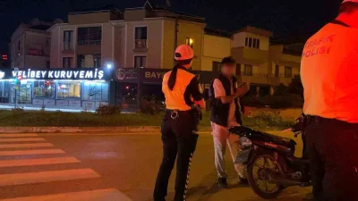 İnegöl’de trafik ekiplerinin durdurduğu plakasız motosikletin sürücüsüne, çeşitli ihlaller nedeniyle
