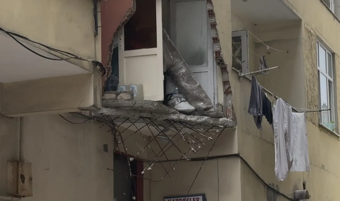 İstanbul Güngören’de gece saatlerinde 5 katlı bir binanın balkonu çökmüştü.