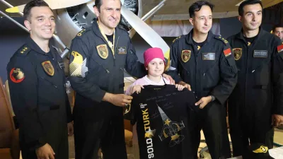 SOLOTÜRK Gösteri Ekibi, İstanbul’da düzenlenen imza etkinliğinde vatandaşlarla bir araya