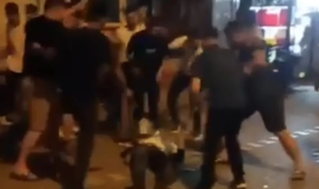 Bursa’nın Mustafakemalpaşa ilçesinde iddiaya göre bir kadını darbeden adam, mahallelinin
