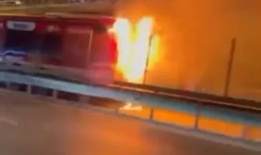 Kağıthane Darülaceze-Perpa Metrobüs durağında metrobüsün motor kısmında yangın çıktı. Alevler