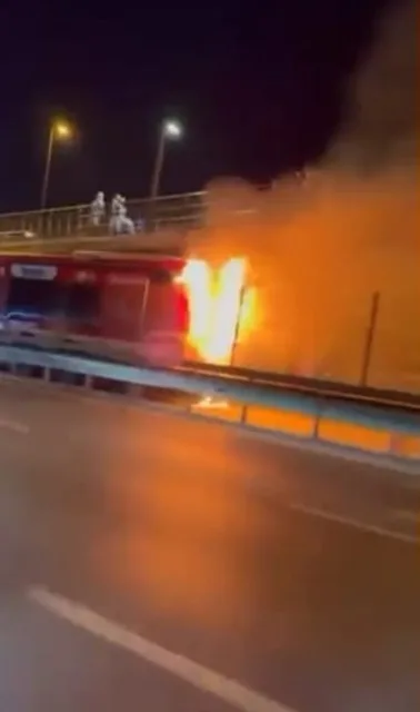 Kağıthane Darülaceze-Perpa Metrobüs durağında metrobüsün motor kısmında yangın çıktı. Alevler