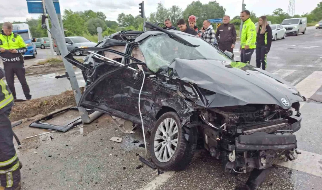 Sakarya’nın Akyazı ilçesinde tır, otomobil ve yolcu minibüsünün karıştığı zincirleme