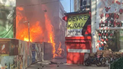 Kocaeli’de konteynerde çıkan yangın, rüzgarın etkisiyle çevredeki iki işletmeye sıçradı.