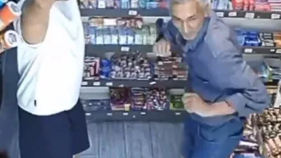Sakarya’nın Adapazarı ilçesinde bir markette kendini müziğin ritmine kaptırarak dans