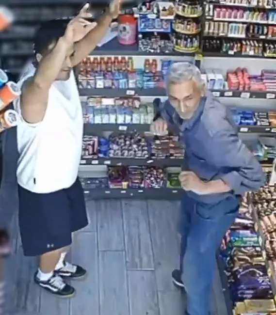 Sakarya’nın Adapazarı ilçesinde bir markette kendini müziğin ritmine kaptırarak dans