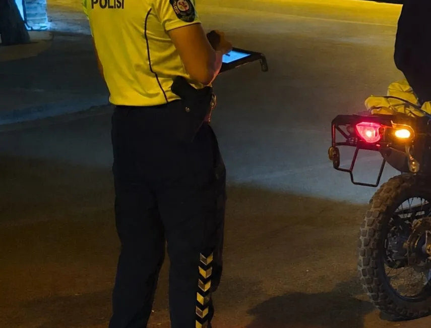 Çanakkale’nin Gelibolu ilçesinde denetimden kaçan motorsikletliye toplamda 320 bin TL