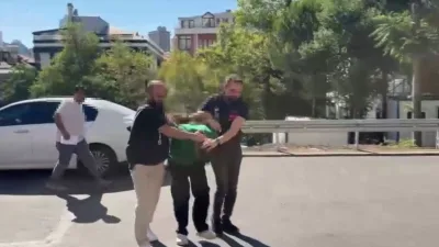 İstanbul Şişli’de kardeşine ilaç aldıktan sonra eczanenin önünde bekleyen Nilda