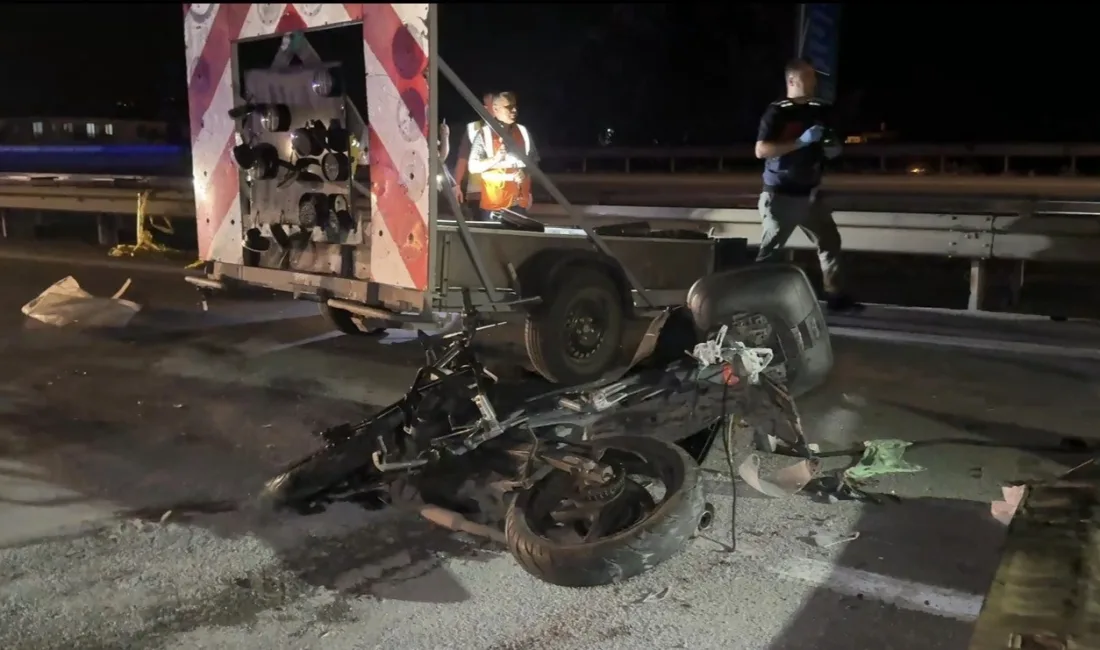 Anadolu Otoyolu Sakarya geçişinde ışıklı trafik ikaz römorkuna çarpan motosikletin