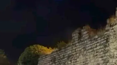 Fatih’te polis ekipleri, kamusal alanda alkol tüketen kişilere yönelik gerçekleştirdiği