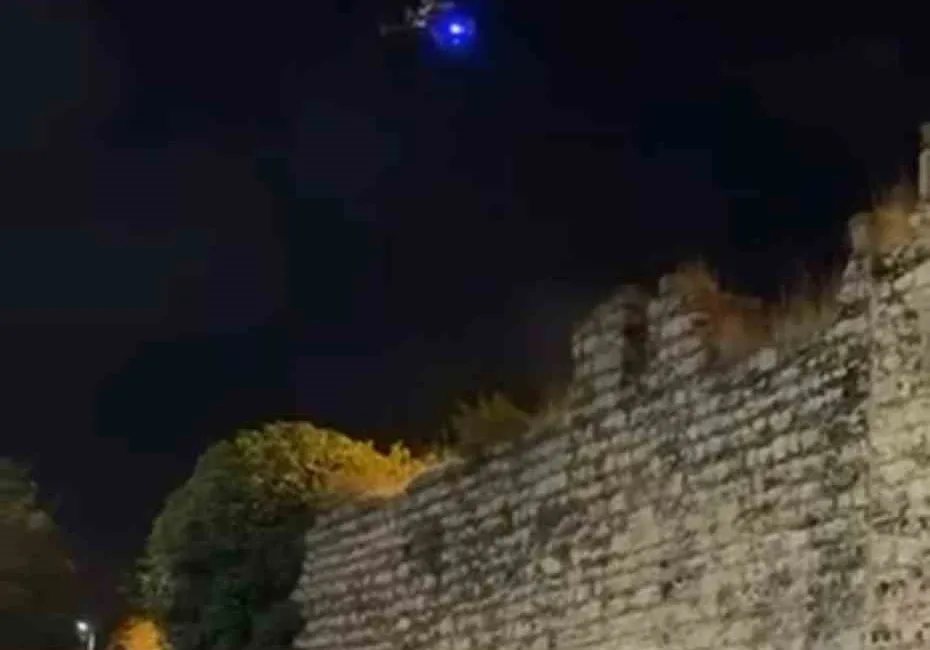 Fatih’te polis ekipleri, kamusal alanda alkol tüketen kişilere yönelik gerçekleştirdiği