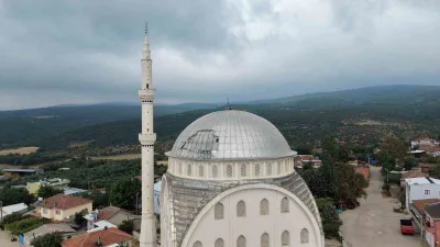 Balıkesir’in Bandırma ilçesine bağlı Dedeoba Mahallesi’nde bulunan caminin kubbesi, etkili