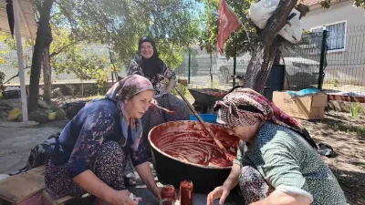 Tekirdağ’ın Malkara ilçesine bağlı Alaybey Mahallesi’nde köylü kadınlar, kış hazırlıkları