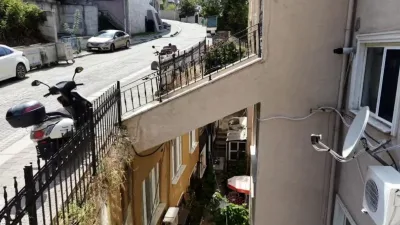Şile ilçesinde üzerinden yol geçen 2 katlı 8 daireli bina