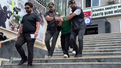 İstanbul’un Şişli ilçesinde ilaç aldıktan sonra eczanenin önünde bekleyen Nilda