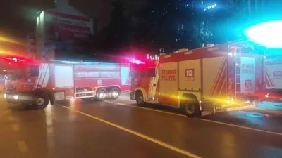 Sultanbeyli’de gece saatlerinde bir alışveriş merkezinde çıkan yangın, itfaiye ekiplerinin