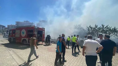 Tekirdağ’ın Çorlu ilçesinde boş arazide çıkan ot yangını, tır ve