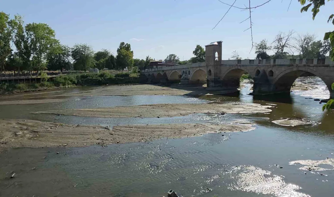 Edirne’den geçen Tunca Nehri’nde, hava sıcaklıklarının etkisiyle su seviyesi gözle