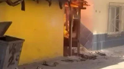 Bursa’da bir evde çıkan yangına vatandaşlar yangın söndürme tüpleri ile