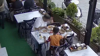 Arnavutköy’deki bir restoranda bir müşteri, kendi vücudundan kopardığı kıl parçasını