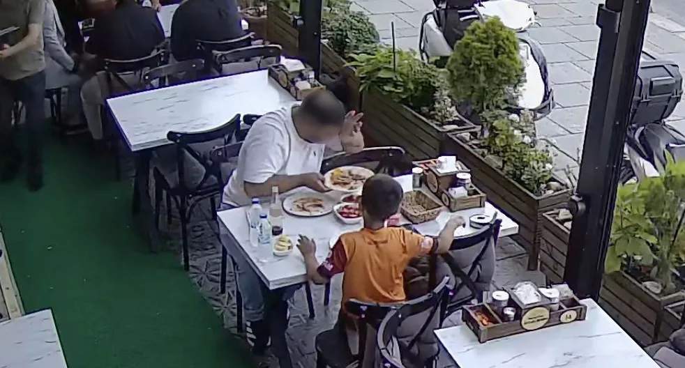 Arnavutköy’deki bir restoranda bir müşteri, kendi vücudundan kopardığı kıl parçasını