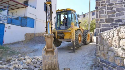 Burhaniye Belediyesi Fen İşleri Müdürlüğü ekipleri ilçe genelinde çalışmalarını program